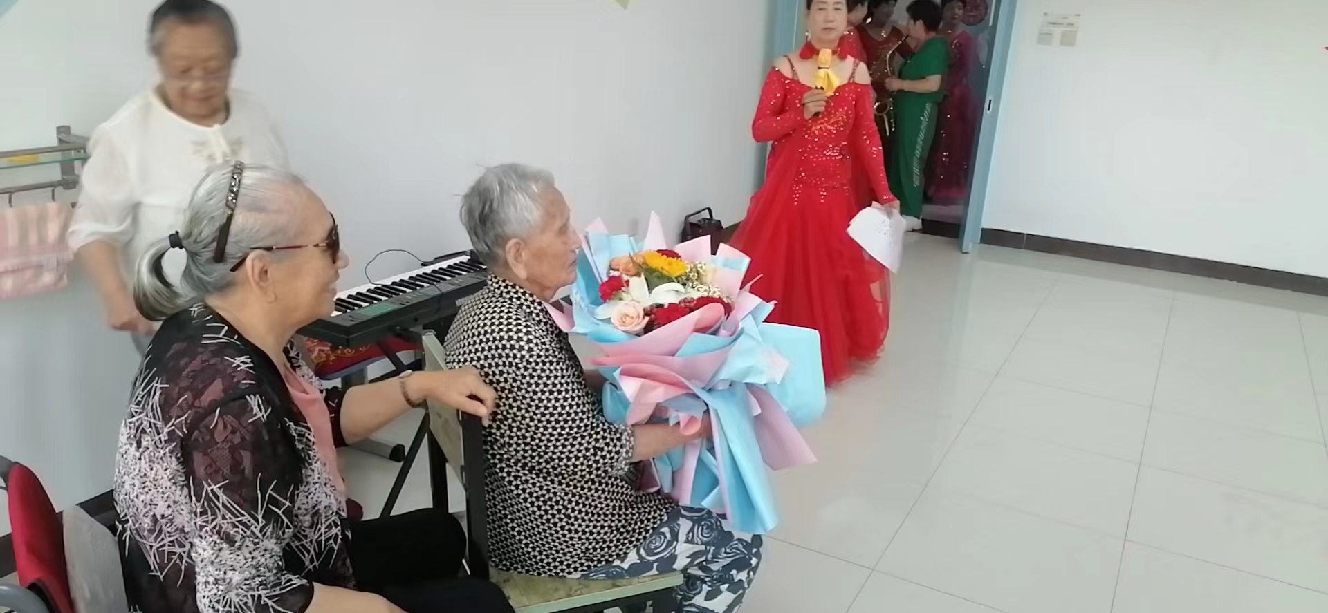 保定養(yǎng)老院來了慰問團(tuán)